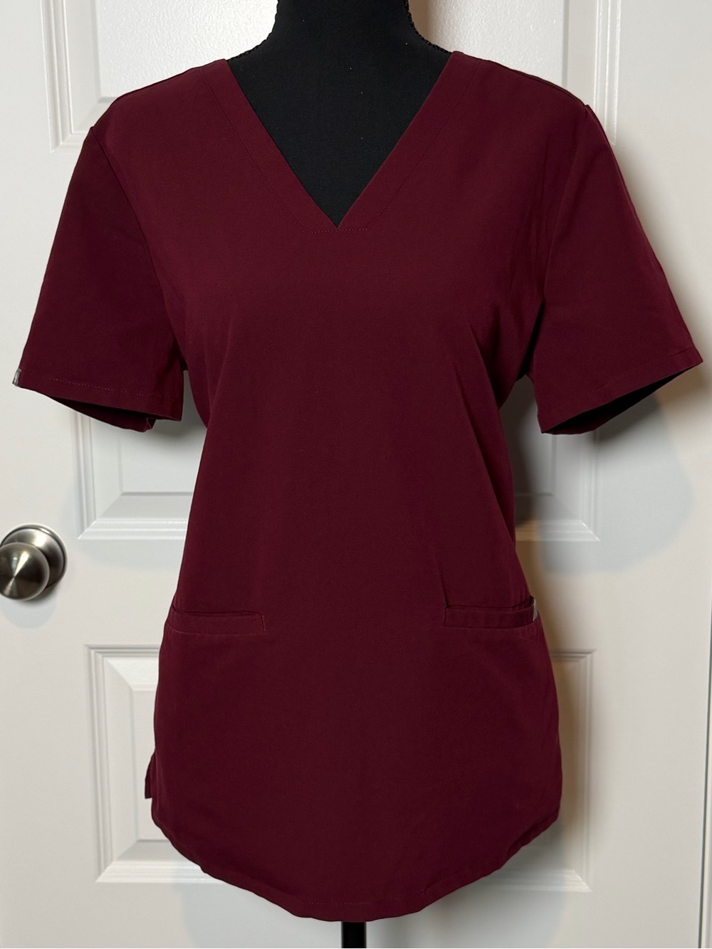 FIGS Casma Scrub Top Women’s Medium Burgundy 3 Pocket Stretch Medical Uniform